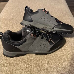 Specialized Men's Black and Gray Athletic Shoes size 10.5 missing insoles, clean